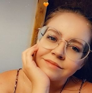 Meet your Posher, Maya